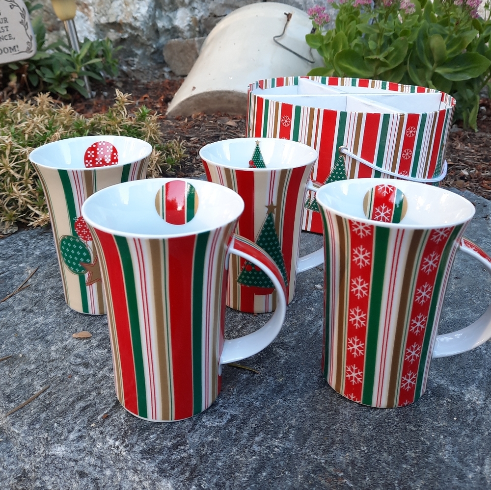 Maxwell and Williams vintage set of four Christmas mugs in box!